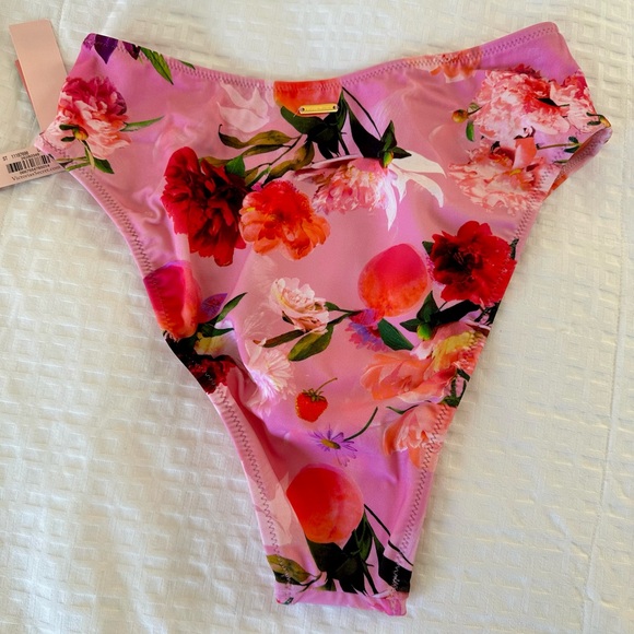 Victoria's Secret Mallorca Twist-front Bandeau Top & High-waist Cheeky Bottom - Picture 14 of 16